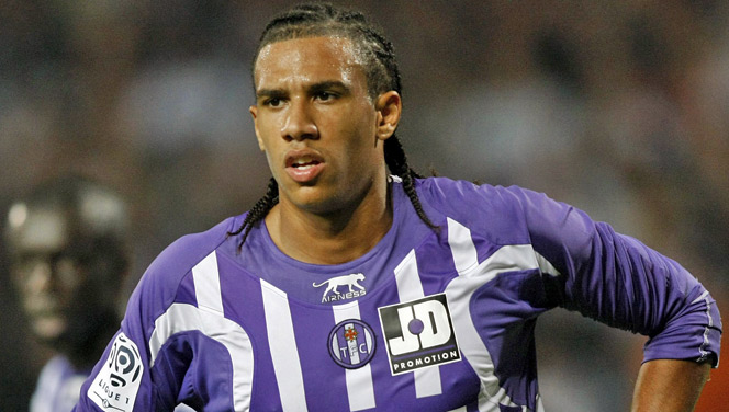 Toulouse FC midfielder Etienne Capoue is on the verge of agreeing a deal to join Paris Saint-Germain.