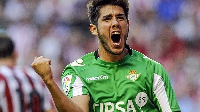 Swansea City have completed the signing of attacking midfielder Alejandro Pozuelo from Real Betis on a three-year deal.