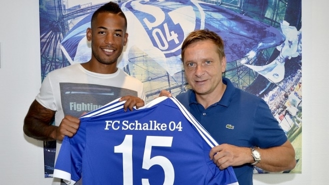 FC Schalke 04 have completed the signing of left-back Dennis Aogo from Bundesliga rivals Hamburger SV on a permanent deal.