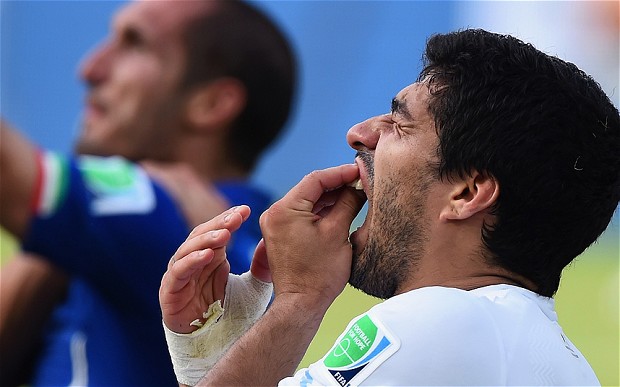 FC Barcelona sporting director Andoni Zubizarreta and new signing Ivan Rakitic have praised Liverpool striker Luis Suarez after the controversial figure apologised for biting Italy's Giorgio Chiellini at the World Cup.