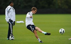 Young Chelsea midfielder Josh McEachran has decided to further his football education by moving to Eredivisie side Vitesse Arnhem on a season-long loan