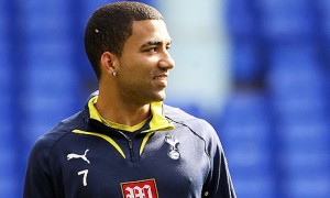 Tottenham winger Aaron Lennon completed a surprise loan move to Everton on loan