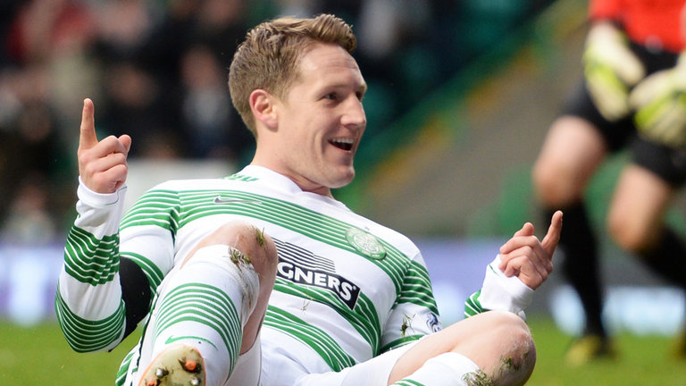 Celtic F.C. midfielder Kris Commons has signed a new two-year contract with the Scottish Premier League champions.