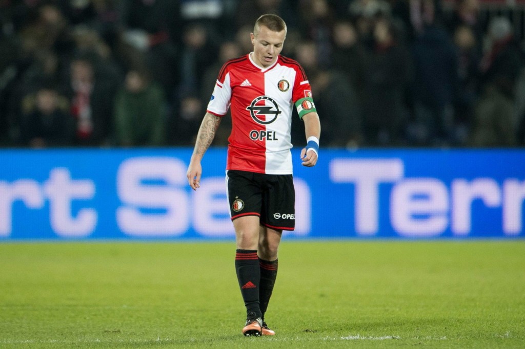 Southampton have completed the signing of midfielder Jordy Clasie from Feyenoord on a five-year deal.