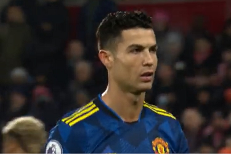 Cristiano Ronaldo reacts in anger to being substituted in Manchester ...