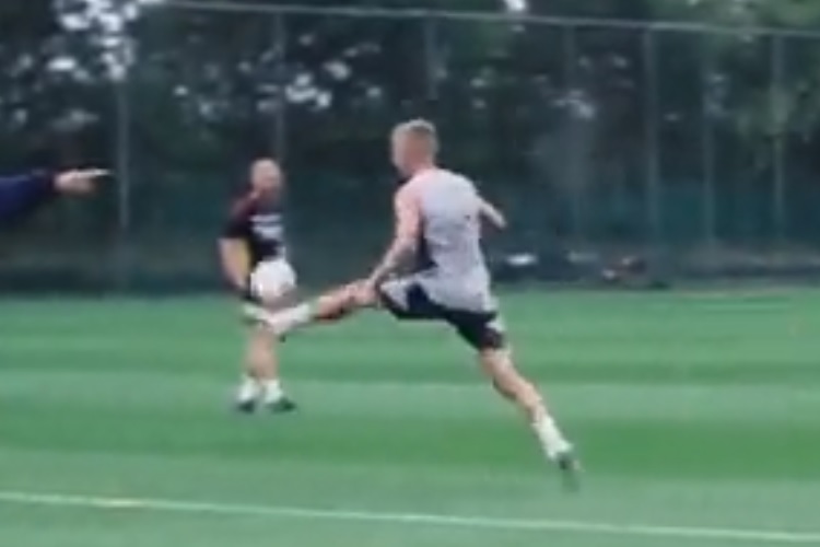 Oleksandr Zinchenko shows formidable keepyuppy skill at full pace in