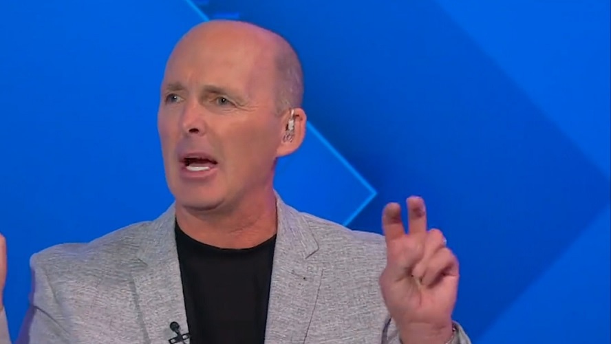 Ex-ref Mike Dean responds to 'mate' comment in controversial explanation of VAR decision (Video)