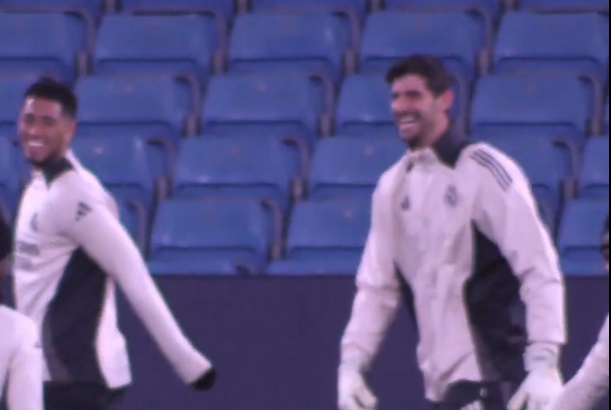 Il portiere Thibaut Courtois Nutmegs Jude Bellingham in Real Madrid Training (Video) Il portiere Thibaut Courtois Nutmegs Jude Bellingham in Real Madrid Training (Video)