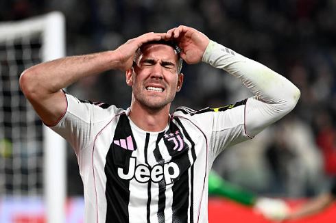 Vlahovic injury prompts Barcelona to look elsewhere for Lewandowski replacement - Soccer News